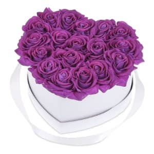 caja forma corazon con rosas violetas inmortales
